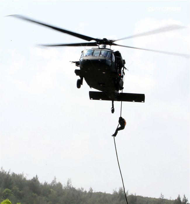 漢光32號「聯勇操演」UH-60M黑鷹直升機實施空中突擊。（記者邱榮吉/屏東拍攝）