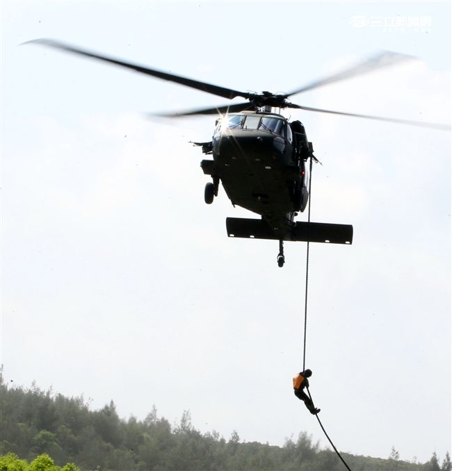 漢光32號「聯勇操演」UH-60M黑鷹直升機實施空中突擊。（記者邱榮吉/屏東拍攝）