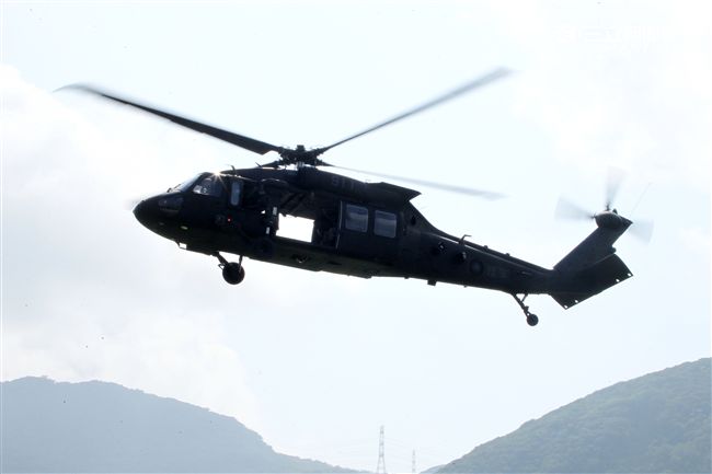 漢光32號「聯勇操演」UH-60M黑鷹直升機實施空中突擊。（記者邱榮吉/屏東拍攝）