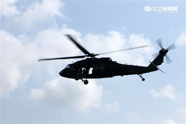漢光32號「聯勇操演」UH-60M黑鷹直升機實施空中突擊。（記者邱榮吉/屏東拍攝）
