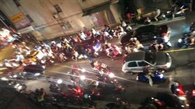 抓寶擋救災車通道　消防員怒了（圖／爆怨公社）