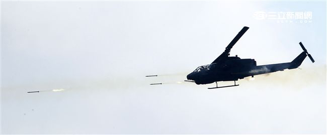 漢光32號「聯勇操演」AH-1W眼鏡蛇攻擊直升機實施空中攻擊。（記者邱榮吉/屏東拍攝）