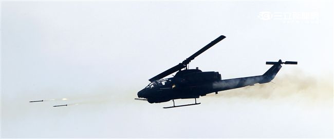 漢光32號「聯勇操演」AH-1W眼鏡蛇攻擊直升機實施空中攻擊。（記者邱榮吉/屏東拍攝）