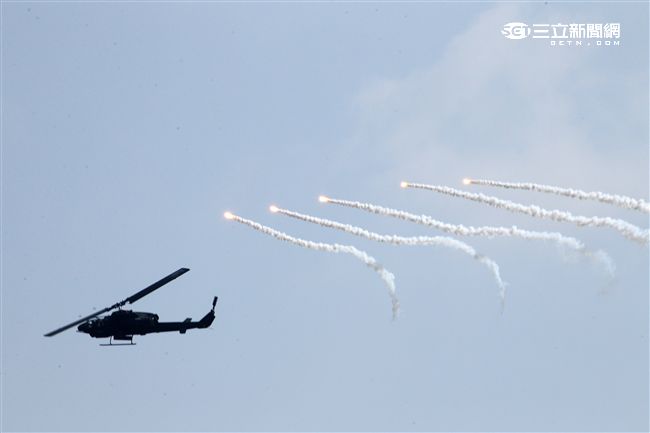 漢光32號「聯勇操演」AH-1W眼鏡蛇攻擊直升機實施空中攻擊。（記者邱榮吉/屏東拍攝）