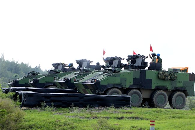 漢光32號「聯勇操演」CM33雲豹輪型戰鬥車在演習中測試其作戰功能。（記者邱榮吉/屏東拍攝）