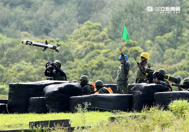漢光32號「聯勇操演」標槍飛彈發射後，自己可以尋標，自動導引迎向目標將之擊毀。（記者邱榮吉/屏東拍攝）
