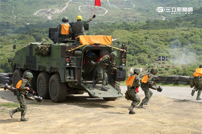 漢光32號「聯勇操演」CM33雲豹輪型戰鬥車在演習中測試其作戰功能。（記者邱榮吉/屏東拍攝）