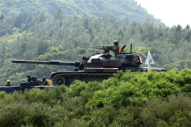 漢光32號「聯勇操演」CM11戰車對敵主陣地攻擊。（記者邱榮吉/屏東拍攝）