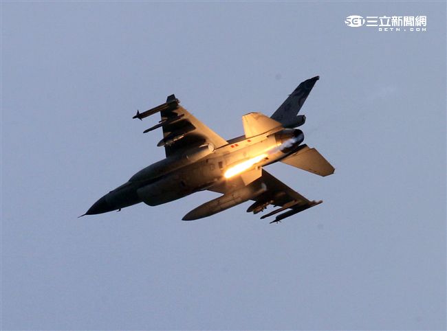 漢光32號「聯勇操演」F16戰機實施空中先制攻擊。（記者邱榮吉/屏東拍攝）