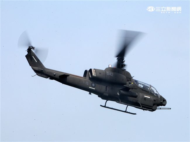 漢光32號「聯勇操演」AH-1W眼鏡蛇攻擊直升機實施空中攻擊。（記者邱榮吉/屏東拍攝）