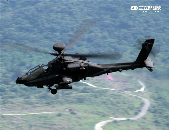 漢光32號「聯勇操演」AH-64E阿帕契攻擊直升機空中火力支援。（記者邱榮吉/屏東拍攝）