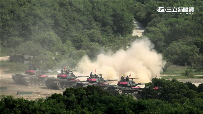 漢光32號「聯勇操演」CM11戰車對敵主陣地攻擊。（記者邱榮吉/屏東拍攝）