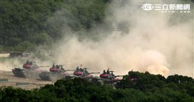 漢光32號「聯勇操演」在仁壽山訓場實施三軍聯合實彈演練，以裝甲564旅為主體，陸航AH-64E阿帕契攻擊直升機首次參與演習。（記者邱榮吉/屏東拍攝）