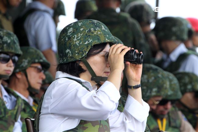 漢光32號「聯勇操演」在仁壽山訓場實施三軍聯合實彈演練，蔡英文總統拿望眼鏡觀看演習情形。（記者邱榮吉/屏東拍攝）
