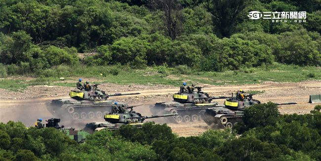 漢光32號「聯勇操演」CM11戰車對敵主陣地攻擊。（記者邱榮吉/屏東拍攝）