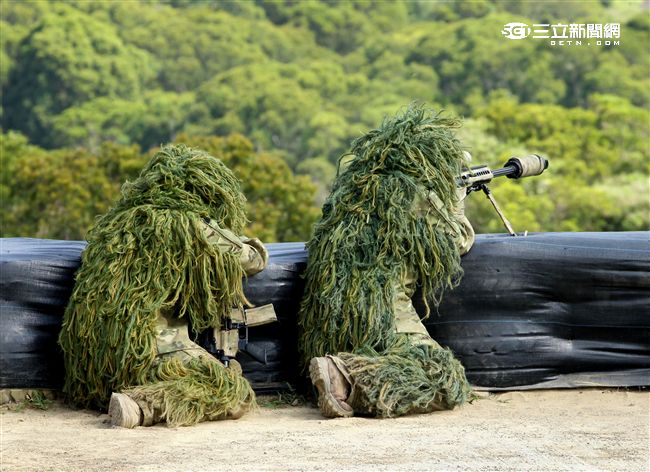 漢光32號「聯勇操演」狙擊手持M107A1狙擊槍對敵人實施狙擊。（記者邱榮吉/屏東拍攝）