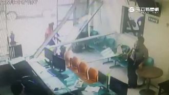 酒駕慣犯自投羅網　衝警局撞壞玻璃門