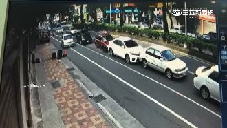 疑未保持安全車距　女駕駛追撞三轎車