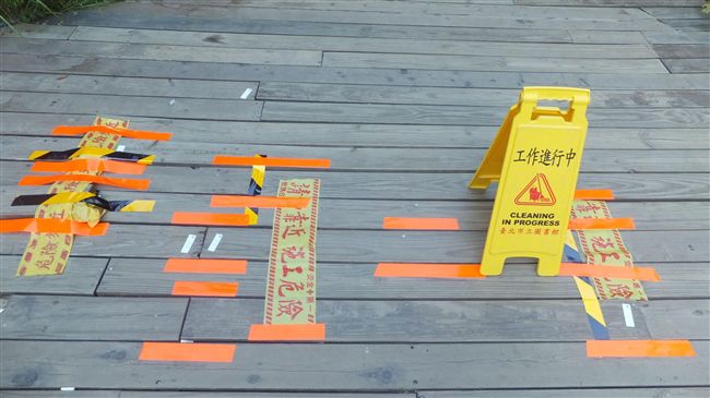 抓寶人潮擠爆　北投圖書館木棧道壞了