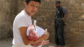 敘利亞、阿勒坡阿爾奈拉伯門、桶裝炸彈、幼童、Bab al-Nayrab、爆炸、戰爭、戰火（圖／路透社／達志影像）