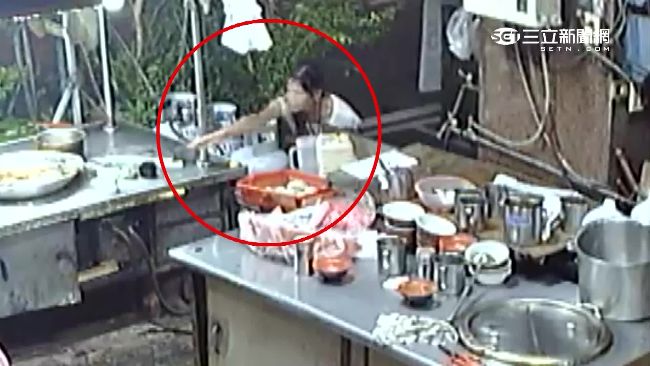 女賊彎腰偷肉圓店　行竊過程全都錄