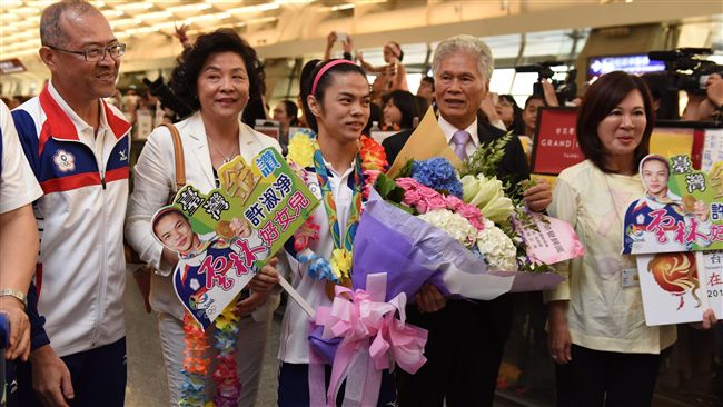 奧運奪金返國　許淑淨與家人分享榮耀