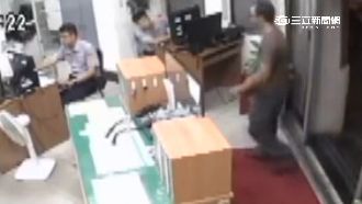 男子不知被通緝　傻呼呼到警局借廁所