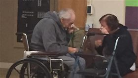 夫妻,安養院,分離,分開,相聚,老人,心酸,
(Ashley Kaila B臉書：http://goo.gl/NuYEOH)
