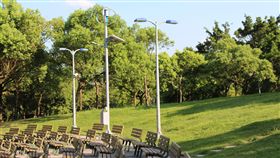 大安森林公園路燈，可當手機充電器(圖/中央社)