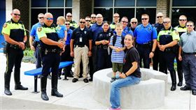 員警,警察,美國,開學,上學,殉職,感人,溫暖,溫馨,孩子,列隊,護送-翻攝自Twitter