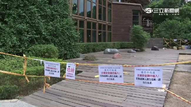 玩家失控抓寶　北投圖書館木棧道破洞