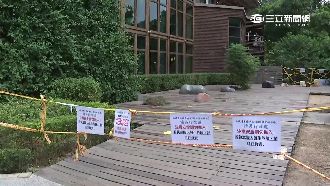 玩家失控抓寶　北投圖書館木棧道破洞
