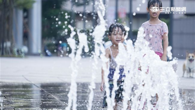 明午後大雨全台躲不過　中南部從早下到晚