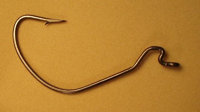 天體男湖中裸泳…慘遭魚鈎鈎到「那」