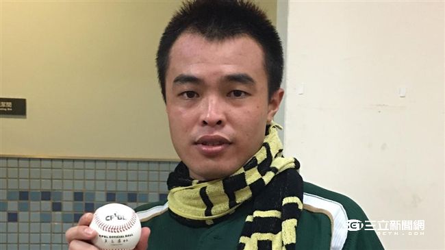 王溢正的球難打　郭峻偉首轟球送粉絲