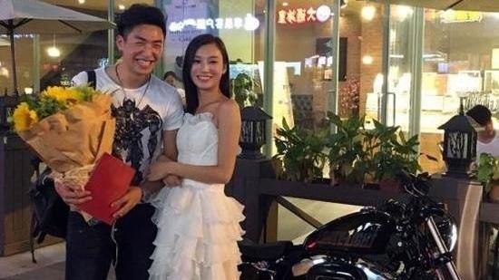 穿白紗騎哈雷　女追男求婚故事超感人