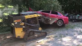 女兒,前世情人,父親,爸爸,推土機,汽車,奧迪,破壞,父女
(Kaylor Card臉書)