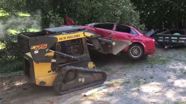 影／女兒車內約會　老爸翻醋桶砸爛車