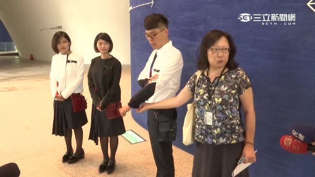 台中歌劇院制服亮相　服務員實穿變樣