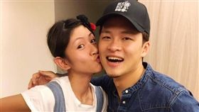 李千娜親暱獻吻男演員　 Echo酸回：記得擦嘴
圖／翻攝自李千娜臉書粉絲專頁