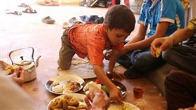 敘利亞 居民 男孩
http://stopru.org/after-the-siege-syrian-children-daraya-find-cookies-and-ice/4357