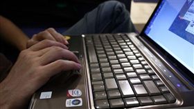 -網戀-網路-電腦-上網▲圖／攝影者Hillary, flickr CC License-https://www.flickr.com/photos/lamenta3/4841330621/