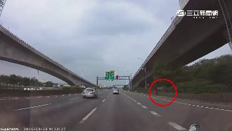 駕駛嚇壞！鬼月「紅衣女」走上國道