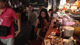 如泰鐵道市集！貨車入市場食客起身讓