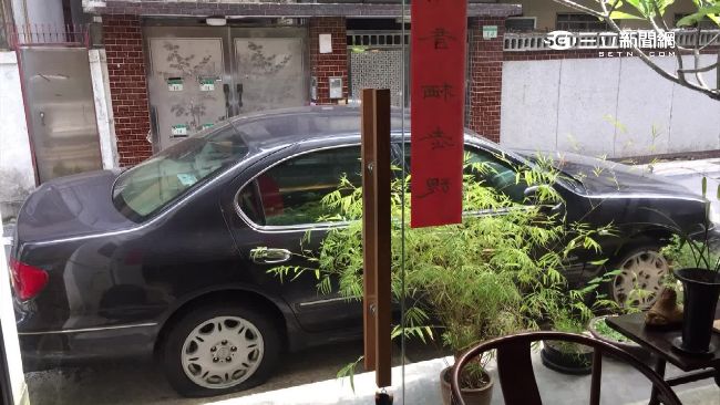 出國停車擋店門　店家怒踹車門反挨告