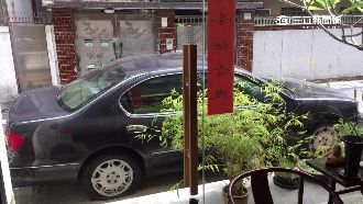 出國停車擋店門　店家怒踹車門反挨告