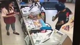 買菸店員問滿18沒？屁孩秀刺青說證件在這／爆料公社