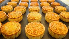 月餅漲價，民眾大喊吃不消。（圖／翻攝自百度）
http://image.baidu.com/search/detail?ct=503316480&z=0&ipn=d&word=%E6%9C%88%E9%A4%85&step_word=&hs=0&pn=4&spn=0&di=84457752970&pi=&rn=1&tn=baiduimagedetail&is=&istype=2&ie=utf-8&oe=utf-8&in=&cl=2&lm=-1&st=-1&cs=3408883730%2C490484182&os=3994972558%2C2296608630&simid=0%2C0&adpicid=0&ln=1972&fr=&fmq=1472429214937_R&fm=index&ic=0&s=undefined&se=&sme=&tab=0&width=&height=&face=undefined&ist=&jit=&cg=&bdtype=11&oriquery=&objurl=http%3A%2F%2Fganmao-pic.b0.upaiyun.com%2F1%2F2016%2F0719%2F09%2F578d8152f0f36.jpg&fromurl=ippr_z2C%24qAzdH3FAzdH3Fzit1w5_z%26e3Bzfjzp_z%26e3Bv54AzdH3Fzx_gjofAzdH3Fstejetjo-dbm8ab_z%26e3Bip4s&gsm=0&rpstart=0&rpnum=0