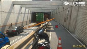貨櫃車勾鋼梁砸傷4人　旗津過港隧道交通管制／翻攝畫面