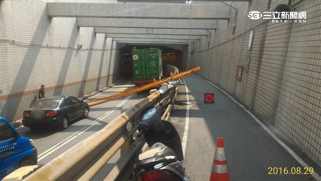 旗津過港隧道鋼梁砸傷人　貨櫃車惹禍